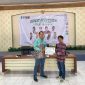 Sekretaris Umum HMI Cabang (P) Kotabaru-Tanah Bumbu, Muhammad Ilman (Kanan), menerima sertifikat usai mengikuti Advance Training (LK III) yang digelar Badko HMI Kalimantan Selatan, 31 Agustus–07 September 2025.
