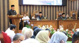 Ketua Bapemperda DPRD Tanah Bumbu, Harmanudin, menyampaikan jawaban fraksi atas  pendapat Bupati terkait dua Raperda dalam Rapat Paripurna di Batulicin, Rabu (10/9/2025).