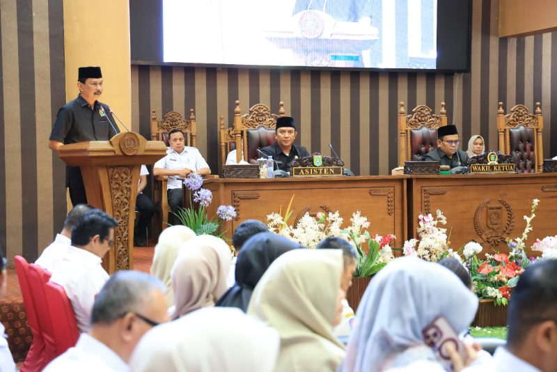 Ketua Bapemperda DPRD Tanah Bumbu, Harmanudin, menyampaikan jawaban fraksi atas  pendapat Bupati terkait dua Raperda dalam Rapat Paripurna di Batulicin, Rabu (10/9/2025).