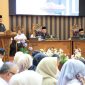 Ketua Bapemperda DPRD Tanah Bumbu, Harmanudin, menyampaikan jawaban fraksi atas  pendapat Bupati terkait dua Raperda dalam Rapat Paripurna di Batulicin, Rabu (10/9/2025).