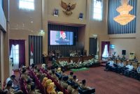 Sekretaris Daerah Tanah Bumbu, Yulian Herawati, membacakan jawaban Bupati atas pandangan umum fraksi dalam Rapat Paripurna DPRD Tanah Bumbu, Senin (15/9/2025).