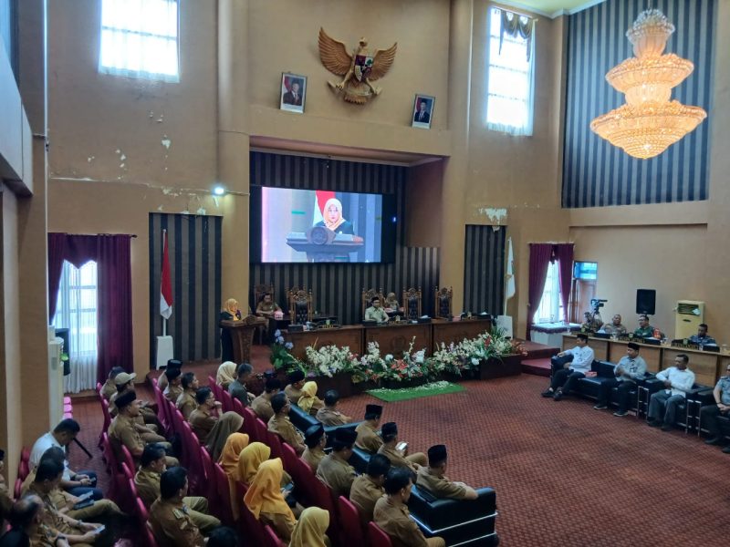 Sekretaris Daerah Tanah Bumbu, Yulian Herawati, membacakan jawaban Bupati atas pandangan umum fraksi dalam Rapat Paripurna DPRD Tanah Bumbu, Senin (15/9/2025).