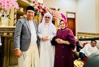 Plh. Kepala Kankemenag Tanah Bumbu H. Khairun Noor, S.Ag bersama Ustadz Dr. H. M. Taufan Aulia Akbar dan Anggota DPRD Tanah Bumbu H. Ernawati saat menghadiri peringatan Maulid Nabi Muhammad SAW sekaligus Haul ke-5 almarhumah Hj. Normah H. Binti Fanwir di Sungai Danau, Satui, Senin (15/9/2025).