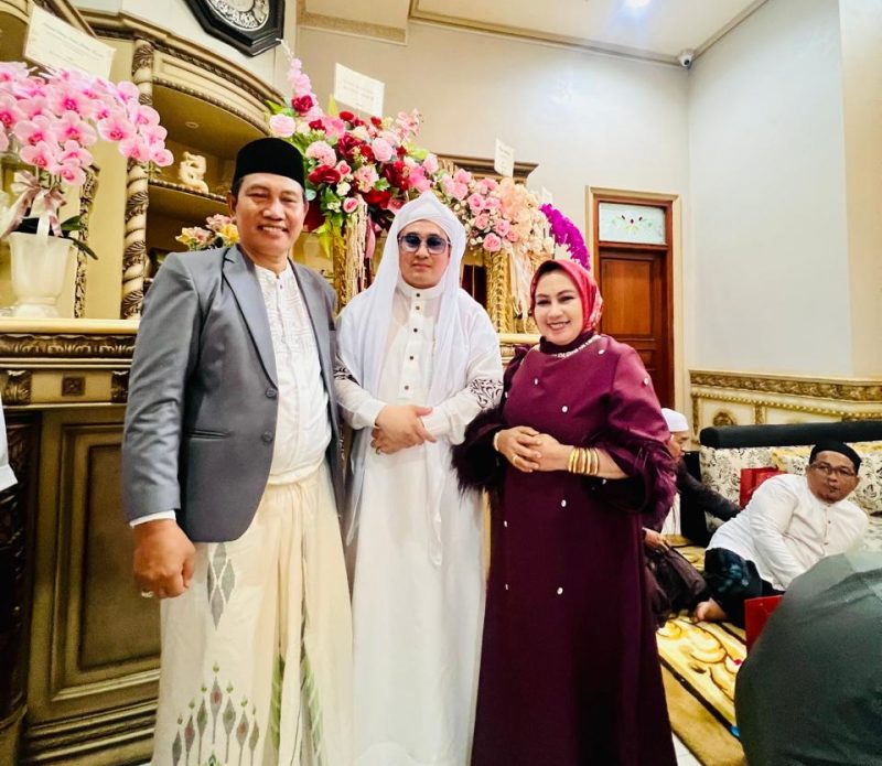 Plh. Kepala Kankemenag Tanah Bumbu H. Khairun Noor, S.Ag bersama Ustadz Dr. H. M. Taufan Aulia Akbar dan Anggota DPRD Tanah Bumbu H. Ernawati saat menghadiri peringatan Maulid Nabi Muhammad SAW sekaligus Haul ke-5 almarhumah Hj. Normah H. Binti Fanwir di Sungai Danau, Satui, Senin (15/9/2025).