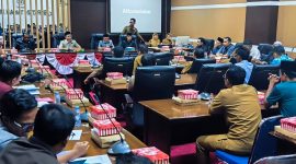 Suasana Rapat Dengar Pendapat (RDP) DPRD Tanah Bumbu bersama warga, pemerintah desa, dan pihak perusahaan tambang terkait persoalan pencemaran lahan di Desa Sebamban Baru, Kecamatan Sungai Loban.