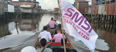 Ketua Umum SMSI Firdaus bersama pengurus menyusuri Sungai Kalayan Banjarmasin pada Sabtu 13 September 2025 usai Musprov SMSI Kalsel