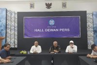 Ketua Umum PWI Pusat Akhmad Munir umumkan pengurus baru di Jakarta, didampingi Atal S. Depari, Senin 15 September 2025