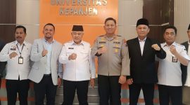 Bupati Malang H. Sanusi, Kapolres Malang AKBP Danang Setyo Pambudi, Rektor Univ Kepanjen Dr. Tri Nurhudi Sasono, Ketua Yayasan Pemkab Malang Prof. Bambang Suryanto, Kadis Pendidikan & Kadis Tenaker Kab. Malang foto bersama saat acara berlangsung