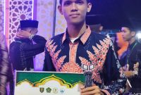 Taufik Hidayat, mahasiswa PGSD UNUKASE, saat menerima penghargaan atas prestasinya dan lolos cabang Qiraat Sab’ah MTQMN XVIII 2025.