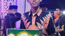 Taufik Hidayat, mahasiswa PGSD UNUKASE, saat menerima penghargaan atas prestasinya dan lolos cabang Qiraat Sab’ah MTQMN XVIII 2025.