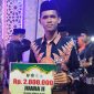 Taufik Hidayat, mahasiswa PGSD UNUKASE, saat menerima penghargaan atas prestasinya dan lolos cabang Qiraat Sab’ah MTQMN XVIII 2025.