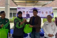 Ketua Umum FKP Kalsel, Arisandi Hidayatullah, menyerahkan paket sembako kepada driver ojek online dan ibu rumah tangga, bagian dari program bazar pangan murah yang mendapat apresiasi Gubernur dan Pemkot Banjarmasin, Rabu (17/9/2025).