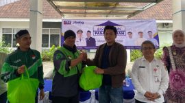 Ketua Umum FKP Kalsel, Arisandi Hidayatullah, menyerahkan paket sembako kepada driver ojek online dan ibu rumah tangga, bagian dari program bazar pangan murah yang mendapat apresiasi Gubernur dan Pemkot Banjarmasin, Rabu (17/9/2025).
