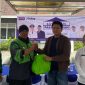 Ketua Umum FKP Kalsel, Arisandi Hidayatullah, menyerahkan paket sembako kepada driver ojek online dan ibu rumah tangga, bagian dari program bazar pangan murah yang mendapat apresiasi Gubernur dan Pemkot Banjarmasin, Rabu (17/9/2025).