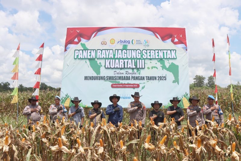 Wakapolres Tanah Bumbu Kompol Apriyansa Sinatra bersama jajaran kepolisian dan perwakilan instansi terkait saat menghadiri Panen Raya Jagung Serentak Kuartal III di Kelurahan Gunung Tinggi, Kecamatan Batulicin, Sabtu (27/9/2025).