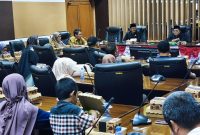 Suasana Rapat Dengar Pendapat (RDP) lanjutan bersama DPRD Tanah Bumbu yang membahas relokasi Pasar Pagatan, dihadiri perwakilan pedagang, Diskumdagri, dan pihak kecamatan, Selasa (7/10/2025).