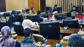 Suasana Rapat Dengar Pendapat (RDP) lanjutan bersama DPRD Tanah Bumbu yang membahas relokasi Pasar Pagatan, dihadiri perwakilan pedagang, Diskumdagri, dan pihak kecamatan, Selasa (7/10/2025).
