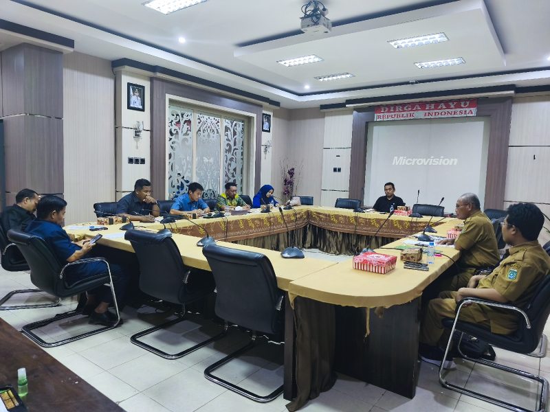 Suasana rapat kerja Komisi III DPRD Tanah Bumbu bersama Dinas Kebudayaan, Pemuda, Olahraga, dan Pariwisata (Disbudporpar) membahas kesiapan kontingen menghadapi PORPROV 2025 di Tanah Laut, Senin (13/10/2025).
