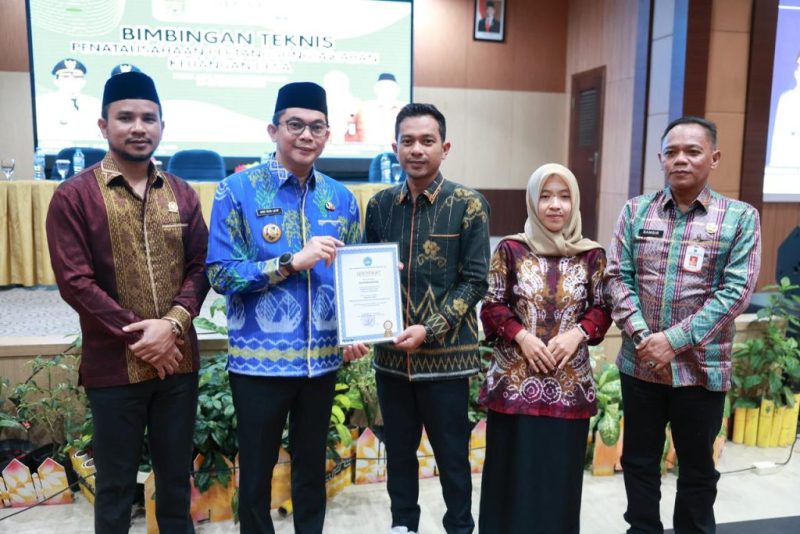 Bupati Andi Rudi Latif tutup Bimtek Keuangan Desa 2025, dorong transparansi, akuntabilitas, dan profesionalitas aparatur desa Tanah Bumbu