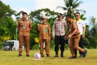 Kepala Dispora Tanah Laut, Rudi Imtihansyah, didampingi unsur Forkopimda dan panitia, melakukan tendangan pertama sebagai simbol dibukanya Festival Sepak Bola U-14 se-Kabupaten Tanah Laut Tahun 2025 di Lapangan Sepak Bola Pinang Babaris, Senin (6/10/2025).