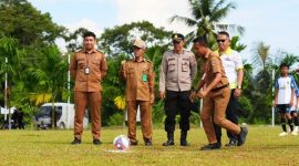 Kepala Dispora Tanah Laut, Rudi Imtihansyah, didampingi unsur Forkopimda dan panitia, melakukan tendangan pertama sebagai simbol dibukanya Festival Sepak Bola U-14 se-Kabupaten Tanah Laut Tahun 2025 di Lapangan Sepak Bola Pinang Babaris, Senin (6/10/2025).