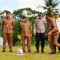 Kepala Dispora Tanah Laut, Rudi Imtihansyah, didampingi unsur Forkopimda dan panitia, melakukan tendangan pertama sebagai simbol dibukanya Festival Sepak Bola U-14 se-Kabupaten Tanah Laut Tahun 2025 di Lapangan Sepak Bola Pinang Babaris, Senin (6/10/2025).