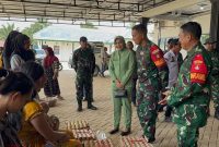 Dandim 1022/Tanah Bumbu Letkol Inf Zierda Aulia Salam bersama jajaran dan Persit Kodim 1022 berbincang dengan warga saat kegiatan pasar murah dalam rangka TMMD ke-126 di Desa Rejosari, Kecamatan Mantewe, Rabu (8/10/2025).