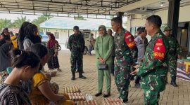 Dandim 1022/Tanah Bumbu Letkol Inf Zierda Aulia Salam bersama jajaran dan Persit Kodim 1022 berbincang dengan warga saat kegiatan pasar murah dalam rangka TMMD ke-126 di Desa Rejosari, Kecamatan Mantewe, Rabu (8/10/2025).
