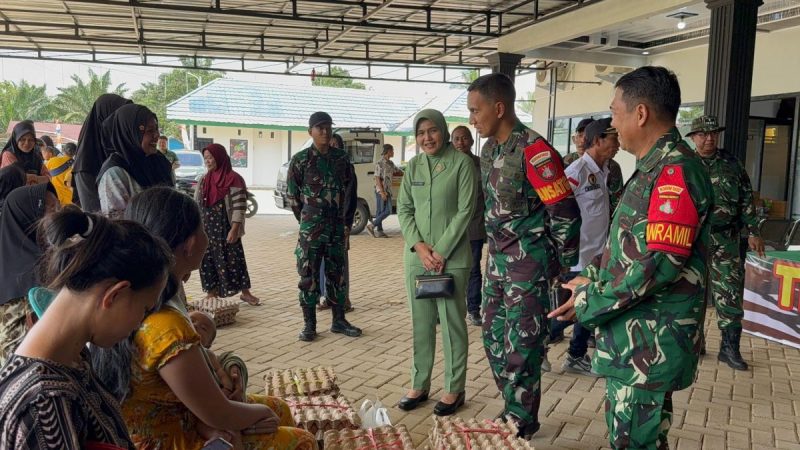 Dandim 1022/Tanah Bumbu Letkol Inf Zierda Aulia Salam bersama jajaran dan Persit Kodim 1022 berbincang dengan warga saat kegiatan pasar murah dalam rangka TMMD ke-126 di Desa Rejosari, Kecamatan Mantewe, Rabu (8/10/2025).