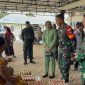 Dandim 1022/Tanah Bumbu Letkol Inf Zierda Aulia Salam bersama jajaran dan Persit Kodim 1022 berbincang dengan warga saat kegiatan pasar murah dalam rangka TMMD ke-126 di Desa Rejosari, Kecamatan Mantewe, Rabu (8/10/2025).