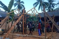 Anggota Satgas TMMD Kodim 1022/Tanah Bumbu bersama warga mendirikan tiang dan kuda-kuda rumah dalam program rehabilitasi rumah warga (Foto: Pendim 1022/Tnb)