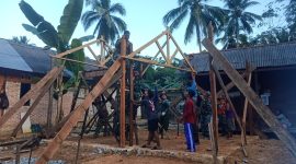 Anggota Satgas TMMD Kodim 1022/Tanah Bumbu bersama warga mendirikan tiang dan kuda-kuda rumah dalam program rehabilitasi rumah warga (Foto: Pendim 1022/Tnb)