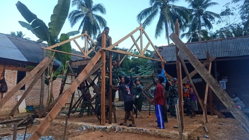 Anggota Satgas TMMD Kodim 1022/Tanah Bumbu bersama warga mendirikan tiang dan kuda-kuda rumah dalam program rehabilitasi rumah warga (Foto: Pendim 1022/Tnb)