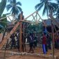 Anggota Satgas TMMD Kodim 1022/Tanah Bumbu bersama warga mendirikan tiang dan kuda-kuda rumah dalam program rehabilitasi rumah warga (Foto: Pendim 1022/Tnb)