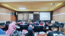 Suasana rapat DPRD Kabupaten Tanah Bumbu bersama jajaran Satpol PP dan Damkar, membahas ketersediaan armada serta pembangunan posko pemadam kebakaran, Jumat (3/10/2025).