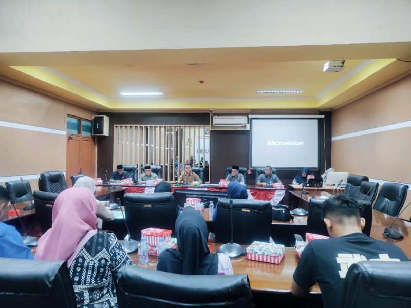 Suasana rapat DPRD Kabupaten Tanah Bumbu bersama jajaran Satpol PP dan Damkar, membahas ketersediaan armada serta pembangunan posko pemadam kebakaran, Jumat (3/10/2025).