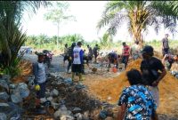 Personel TNI bersama warga Desa Rejosari bahu-membahu membangun badan jalan baru dalam program TMMD ke-126 Kodim 1022/Tanah Bumbu, Kecamatan Mantewe. (Foto dok. Pendim Kodim 1022/TNB)