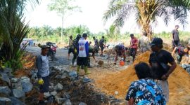 Personel TNI bersama warga Desa Rejosari bahu-membahu membangun badan jalan baru dalam program TMMD ke-126 Kodim 1022/Tanah Bumbu, Kecamatan Mantewe. (Foto dok. Pendim Kodim 1022/TNB)
