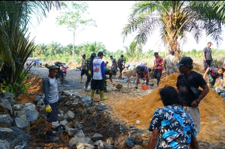 Personel TNI bersama warga Desa Rejosari bahu-membahu membangun badan jalan baru dalam program TMMD ke-126 Kodim 1022/Tanah Bumbu, Kecamatan Mantewe. (Foto dok. Pendim Kodim 1022/TNB)