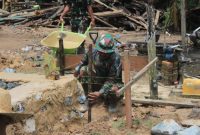 Anggota Satgas TMMD ke-126 Kodim 1022/Tanah Bumbu dan warga Desa Rejosari kompak melakukan pengecoran pondasi rumah dalam program rehabilitasi rumah warga. (Foto dok. Pendim 1022/TNB)
