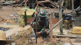 Anggota Satgas TMMD ke-126 Kodim 1022/Tanah Bumbu dan warga Desa Rejosari kompak melakukan pengecoran pondasi rumah dalam program rehabilitasi rumah warga. (Foto dok. Pendim 1022/TNB)