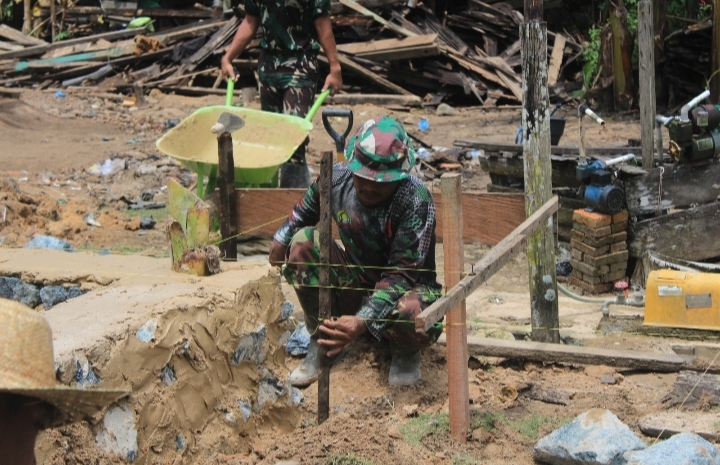 Anggota Satgas TMMD ke-126 Kodim 1022/Tanah Bumbu dan warga Desa Rejosari kompak melakukan pengecoran pondasi rumah dalam program rehabilitasi rumah warga. (Foto dok. Pendim 1022/TNB)