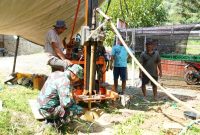 Anggota Satgas TMMD ke-126 Kodim 1022/Tanah Bumbu bersama warga Desa Mantewe bergotong royong melakukan pengeboran sumur dalam program TNI Manunggal Air Bersih.