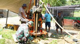 Anggota Satgas TMMD ke-126 Kodim 1022/Tanah Bumbu bersama warga Desa Mantewe bergotong royong melakukan pengeboran sumur dalam program TNI Manunggal Air Bersih.