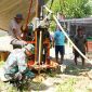 Anggota Satgas TMMD ke-126 Kodim 1022/Tanah Bumbu bersama warga Desa Mantewe bergotong royong melakukan pengeboran sumur dalam program TNI Manunggal Air Bersih.