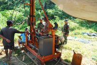 Anggota Satgas TMMD Kodim 1022/Tanah Bumbu bersama warga Desa Mantewe bekerja menggali sumur bor dalam program TNI Manunggal Air Bersih (TMAB), Senin (13/10/2025)