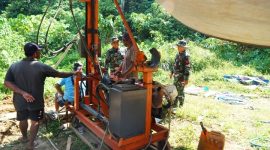 Anggota Satgas TMMD Kodim 1022/Tanah Bumbu bersama warga Desa Mantewe bekerja menggali sumur bor dalam program TNI Manunggal Air Bersih (TMAB), Senin (13/10/2025)