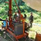 Anggota Satgas TMMD Kodim 1022/Tanah Bumbu bersama warga Desa Mantewe bekerja menggali sumur bor dalam program TNI Manunggal Air Bersih (TMAB), Senin (13/10/2025)