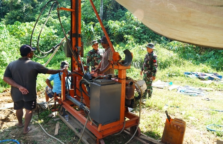 Anggota Satgas TMMD Kodim 1022/Tanah Bumbu bersama warga Desa Mantewe bekerja menggali sumur bor dalam program TNI Manunggal Air Bersih (TMAB), Senin (13/10/2025)