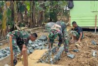 Anggota Satgas TMMD Kodim 1022 Tanah Bumbu bersama warga bergotong royong membangun pondasi rumah penerima bantuan program RTLH di Desa Rejosari, Kecamatan Mantewe.